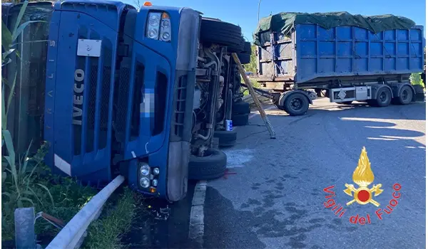 Simeri Crichi, SS106: motrice si ribalta sulla statale — conducente soccorso dal 118, intervento dei Vvf