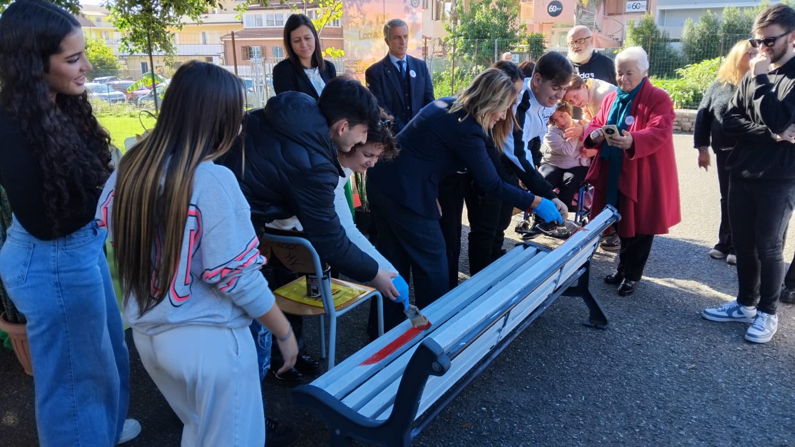 IIS Costanzo, colorata e inaugurata all'agraria di Lamezia panchina rossa contro la violenza sulle donne