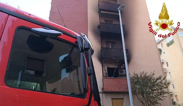 Incendio in condominio: tre morti, evacuate 40 persone. Indagini in corso dei Vvf