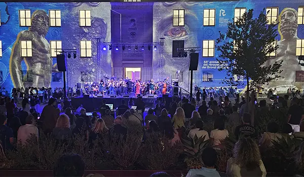 In migliaia per la grande festa di compleanno dei Bronzi di Riace con il concerto “Disco Summer” dell’orchestra Sinfonica Brutia