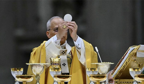 Natale in Vaticano, Papa Leone XIV: “Dio si fa uomo per liberarci dal dominio e dalla violenza”