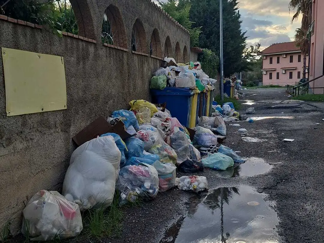 Roccelletta di Borgia: le famiglie della "Baia dei Canonici" soffocate dall'immondizia - I dettagli