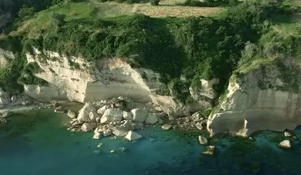 Tropea, cedimento della falesia a Passo Cavaliere: rischio per residenti e turisti