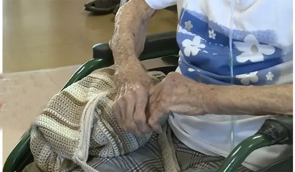 Badante condannato per violenze scoperto online: figlia degli anziani sotto choc