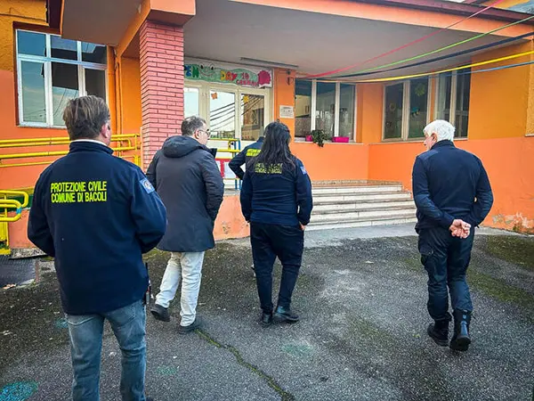Terremoto ai Campi Flegrei: scossa di magnitudo 3.9 avvertita anche a Napoli, scuole chiuse a Pozzuoli