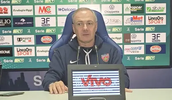 Cosenza, retrocessione amara e stadio deserto: Mister Alvini si prende le colpe e saluta tra i rimpianti (Video)