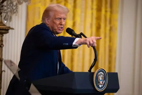 Tensioni globali: Trump sanziona l’India per l'acquisto di petrolio russo e rilancia la stretta su Mosca
