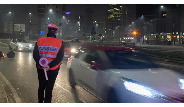 Ubriaco tenta di bloccare auto per tornare a casa: multato dai carabinieri