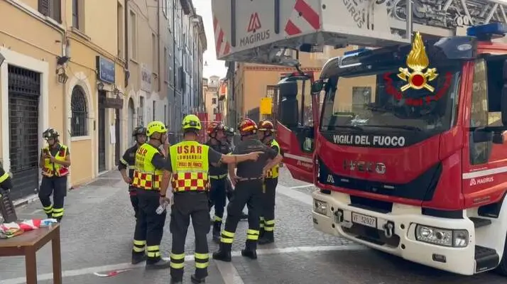 Esplosione in un appartamento per fuga di gas: muore un uomo di 64 anni, due alloggi inagibili