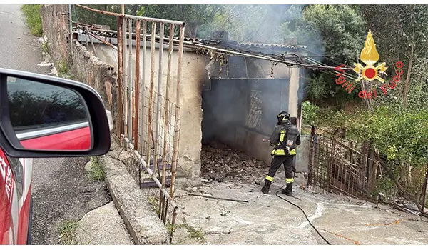 Incendio a Lamezia Terme in via Grappa, intervento dei Vvf: magazzino danneggiato