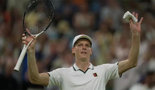 Sinner vola ai quarti di Wimbledon: battuto Mochizuki in tre set, ora c'è Struff