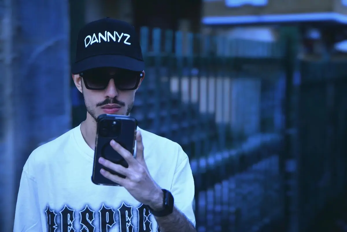Dai messaggi dei suoi fan, nasce il nuovo singolo: DannyZ e la generazione delle chat rimaste aperte 
