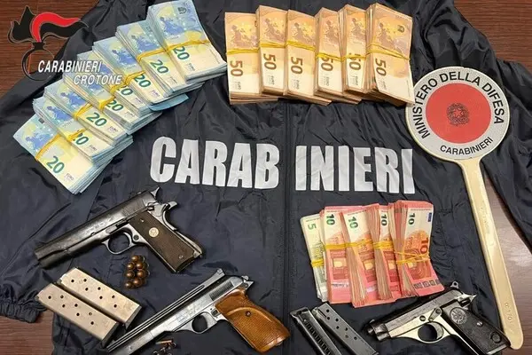 Fermati sulla Statale 106 con tre pistole e quasi 48mila euro in contanti: arrestati due uomini