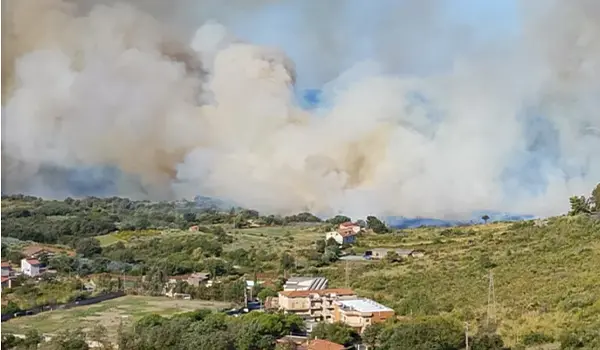 Incendio a Santa Domenica Talao: scuole evacuate e strada chiusa per sicurezza, intervento dei Vvf