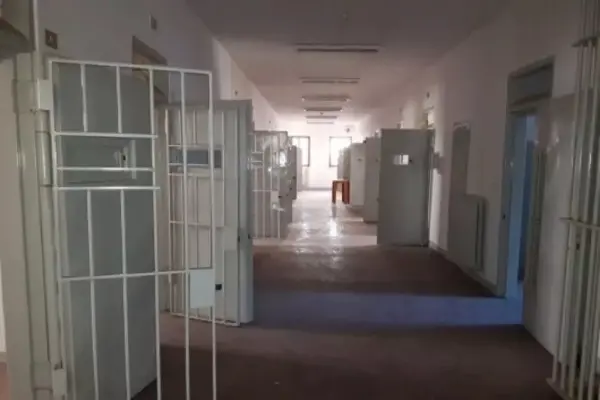 Drone precipita fuori dal carcere di Rossano: scoperti 20 cellulari destinati ai detenuti
