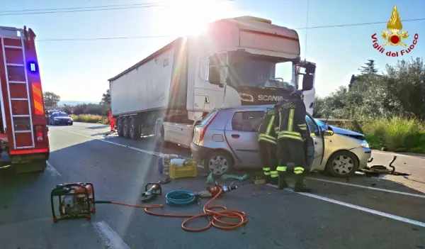Grave incidente sulla SP 263: scontro tra auto e camion, una vittima