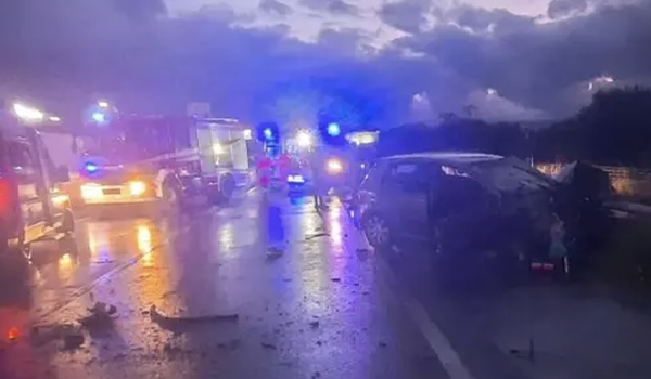 Dramma sulla SS106: auto contro il guardrail, un morto e un ferito grave