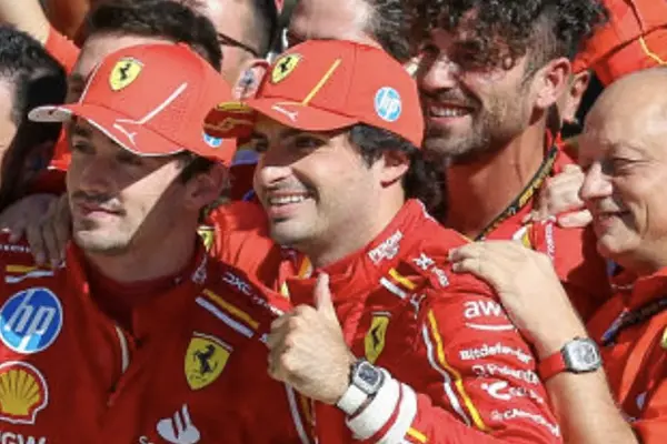 F1, Sainz trionfa al GP del Messico davanti a Norris e Leclerc: Ferrari in grande forma