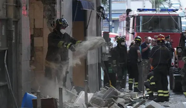 Boato a Napoli, esplosione devasta un palazzo: vittima un 57enne, grave una donna