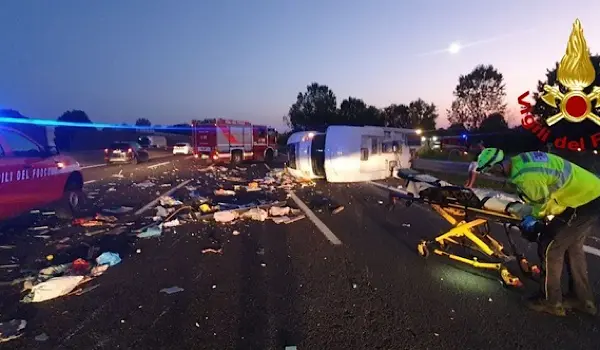 Grave incidente sulla A1 nel Modenese: camper si scontra con un camion, sei feriti tra cui una mamma e un neonato