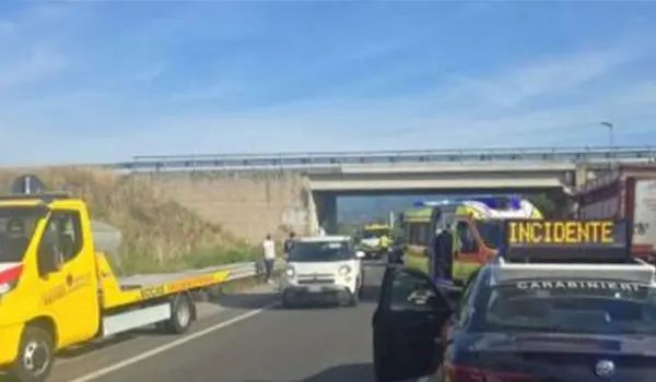 Incidente tra auto e moto a Cosenza: ferito un motociclista. Traffico in tilt