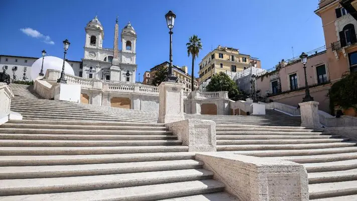 Tragedia: donna cade nel vuoto dal parapetto di Trinità dei Monti. Morta turista