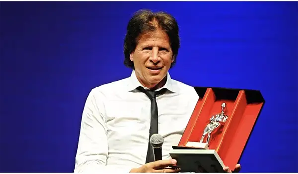 Addio a Sandro Giacobbe: scompare a 75 anni la voce di “Signora mia” e “Gli occhi di tua madre”