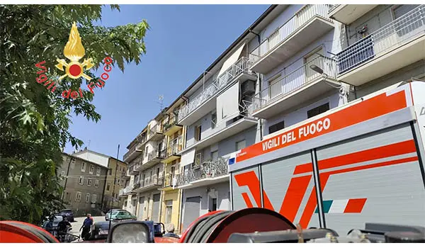 Esplosione in un appartamento a San Giovanni in Fiore: probabile fuga di metano, due feriti e verifiche sull'edificio
