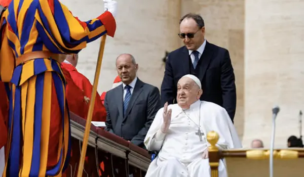 Papa Francesco a sorpresa in Piazza San Pietro: “Buona Domenica delle Palme. Buona Settimana Santa” (Video)