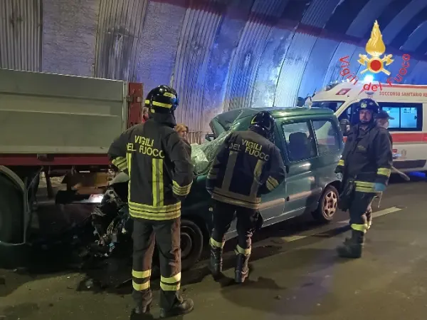 Tragedia sulla SS280: auto contro camion fermo in galleria, due morti