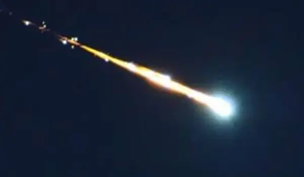 Scia luminosa nei cieli della Calabria: non è una meteora ma un detrito spaziale