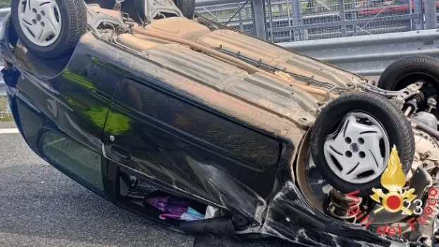 Incidente sulla A2: auto si ribalta, ferito il conducente.