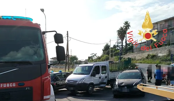 Sellia Marina, violento impatto tra due veicoli: strada bloccata e un ferito