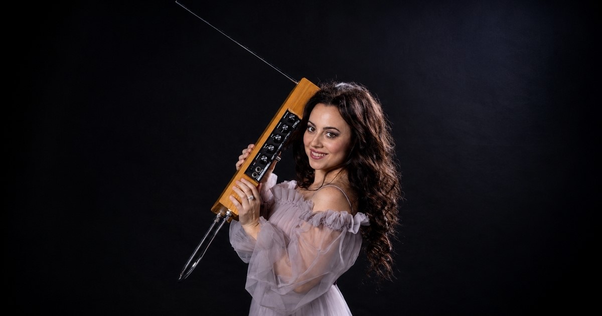 Il theremin di Lina Gervasi incanta l’Alta Sartoria Dolce&Gabbana