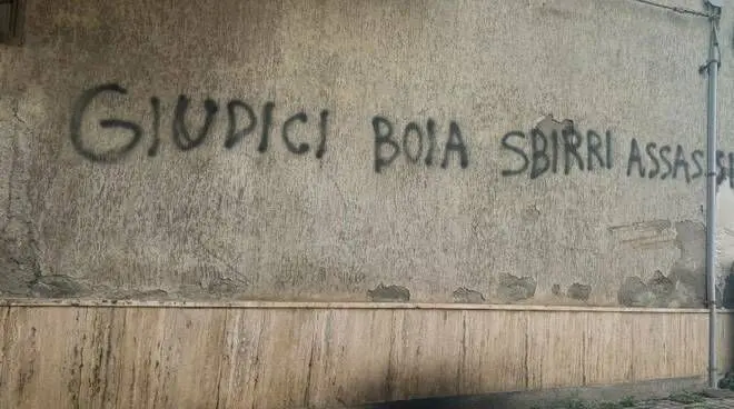 Scritte oltraggiose contro le Forze dell’Ordine e i magistrati a Lamezia Terme, i dettgali