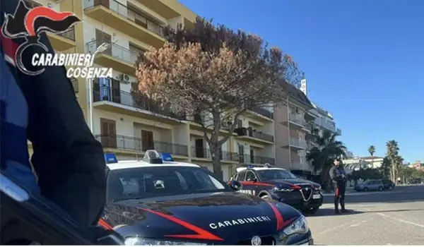 Forza un posto di controllo a Corigliano-Rossano: tenta di investire i carabinieri, fermato dopo una colluttazione