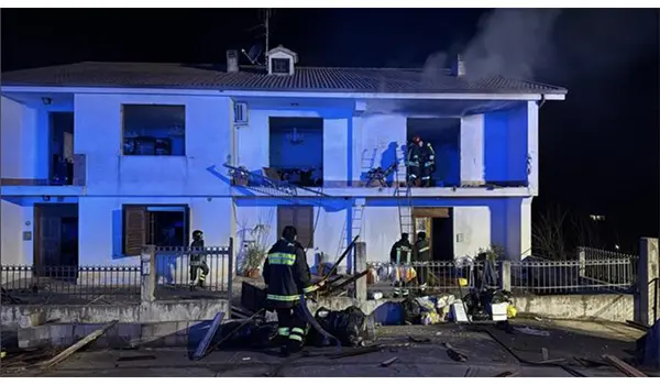 Esplosione di una bombola del gas: crolla parzialmente una palazzina nel Cosentino, una donna gravemente ferita
