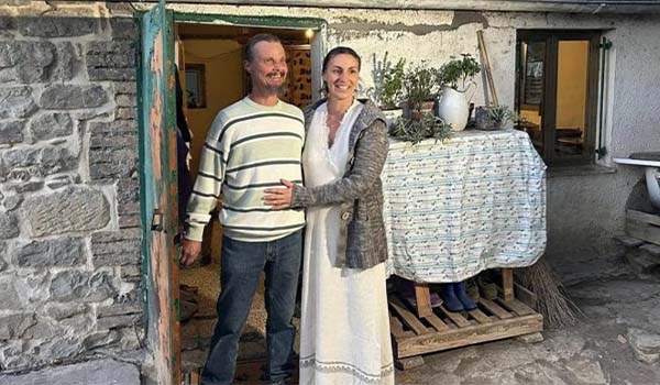 Famiglia nel bosco: un casolare gratuito come nuova possibile casa