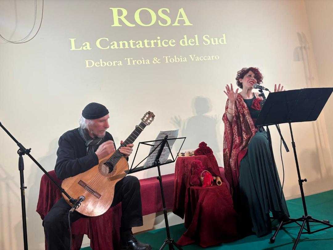 Museo etnografico “Nunzio Bruno”, grande successo per “Rosa la cantatrice del Sud” con Debora Troìa e Tobia Vaccaro    