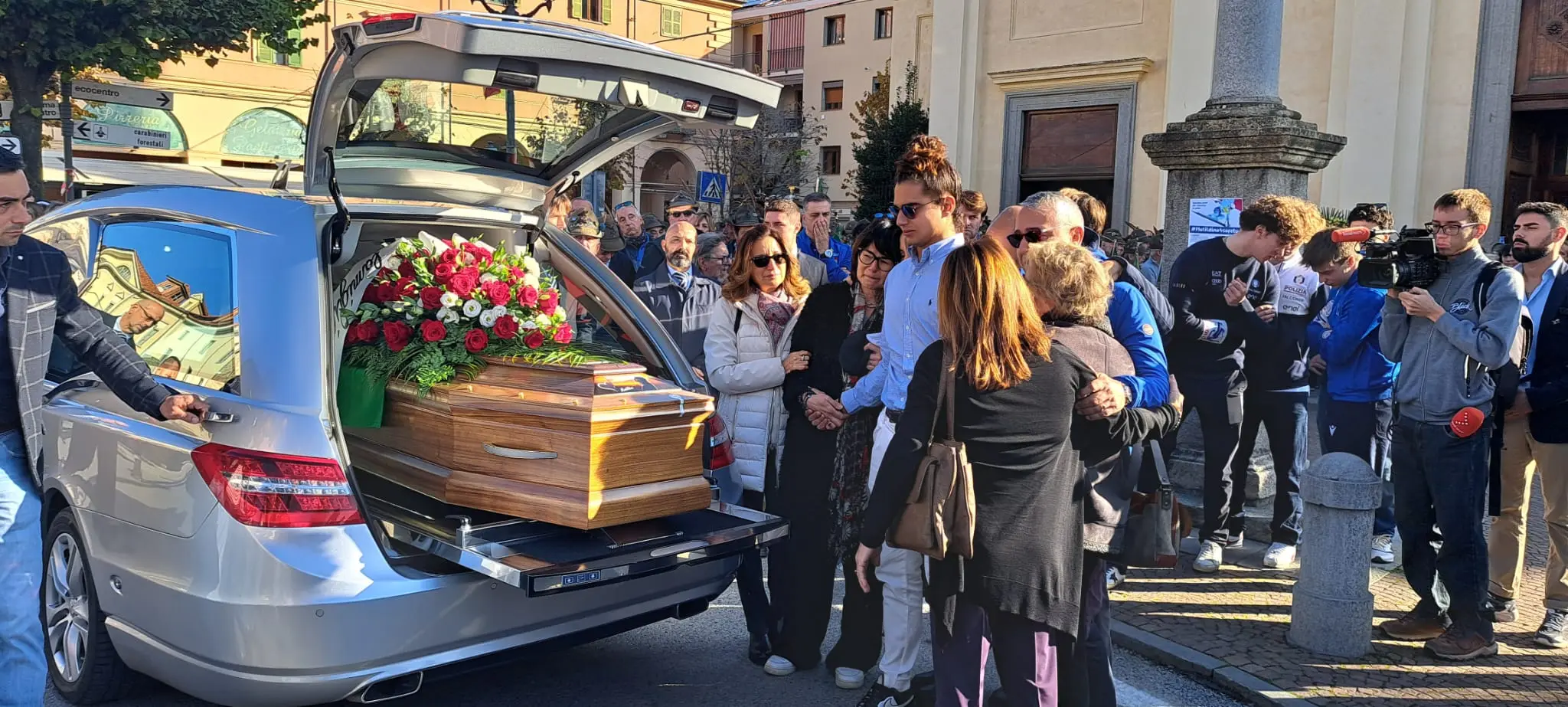 	Giaveno (Torino): l’addio a Matilde Lorenzi, la giovane campionessa morto in allenamento sugli sci, L’arrivo in chiesa