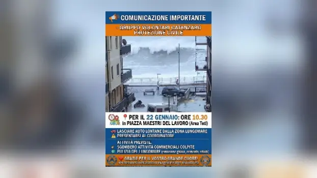 Volontari in azione dopo il Ciclone Harry: danni sul lungomare di Catanzaro