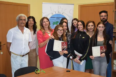 Consegnata menzione d'onore e riconoscimenti agli studenti di Maida da AIParC Lamezia Terme Aps