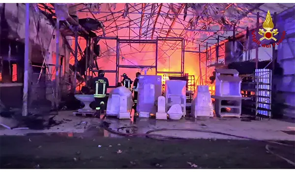 San Marco Argentano, in fiamme capannone: intervento dei Vvf (Video)