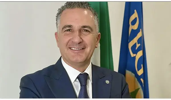 Aggressione a un consigliere regionale in Calabria: pugno a Orlandino Greco durante un evento pubblico