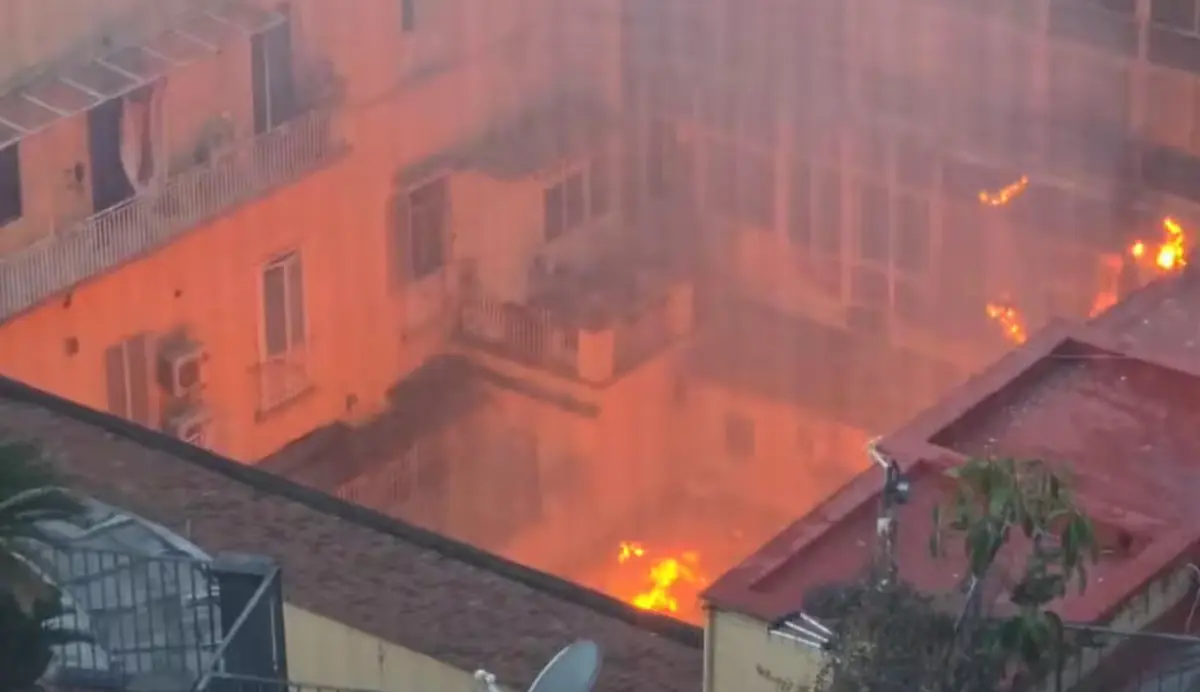 Incendio al Teatro Sannazaro di Napoli: fiamme distruggono la cupola nel quartiere Chiaia. Video