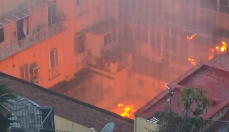 Incendio al Teatro Sannazaro di Napoli: fiamme distruggono la cupola nel quartiere Chiaia. Video