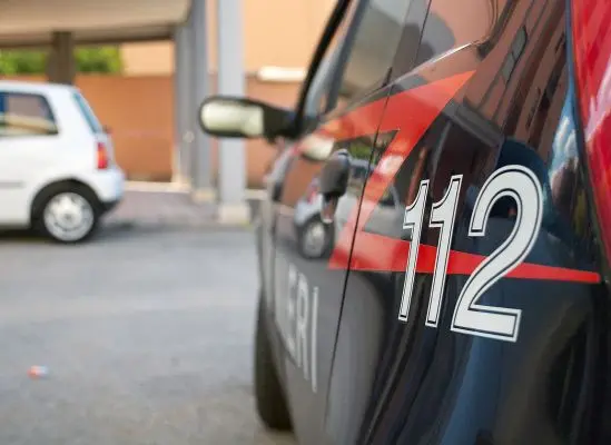 Evade dai domiciliari e apre il fuoco su due persone