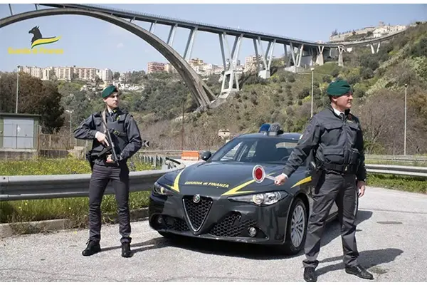 'Ndrangheta, comunicavano dal carcere per gestire estorsioni: maxi operazione tra Vibo e Catanzaro