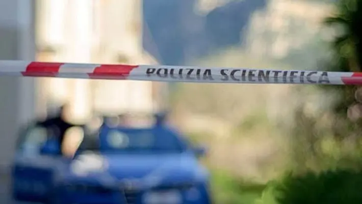Orrore in casa: convive col cadavere del padre per un mese. Arrestata la figlia per omicidio