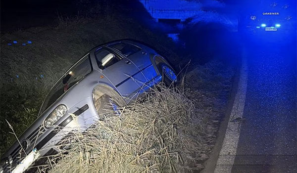 Fuga all'alt dei carabinieri: auto fuori strada a Laives, giovani in fuga